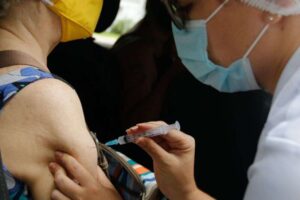 Rio começa a vacinar profissionais da educação