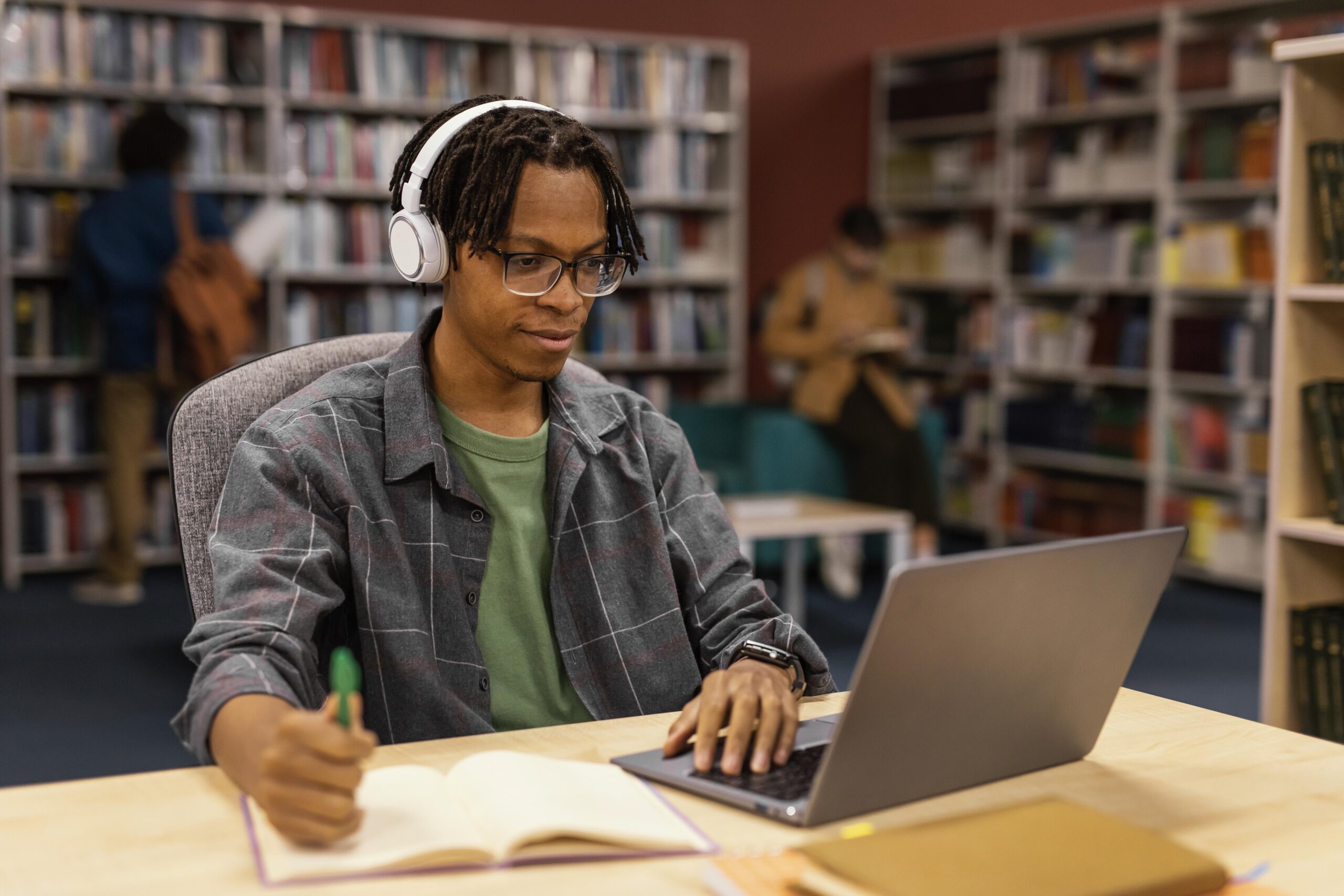 menino estudando na biblioteca da universidade