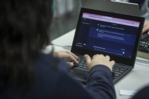 Entidade sugere revisão nas licenciaturas EAD para garantir mínimo de atividades presenciais