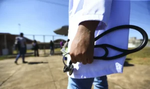 Médicos formados no exterior têm até sexta para enviar comprovação